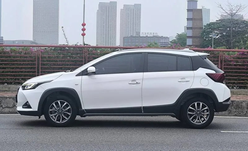 Toyota YARiS L 2022 — фото 7