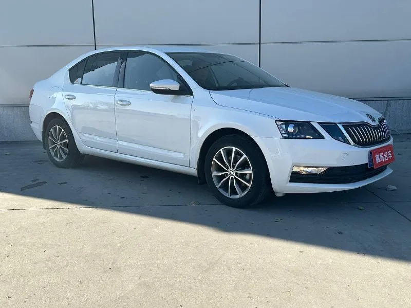 SKODA OKTAVIA — фото 3